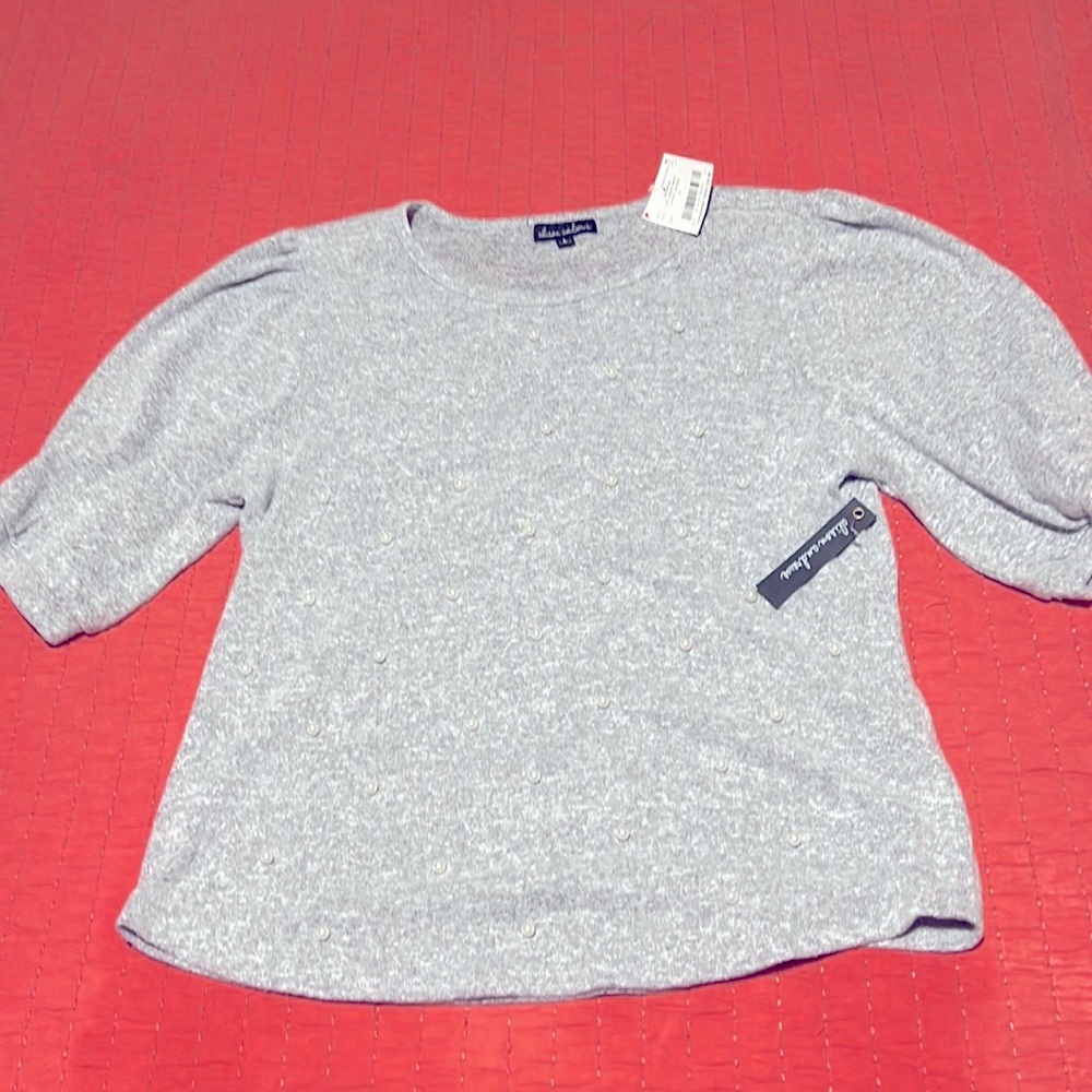 Feminine light weight gray sweater with pearl sequins.